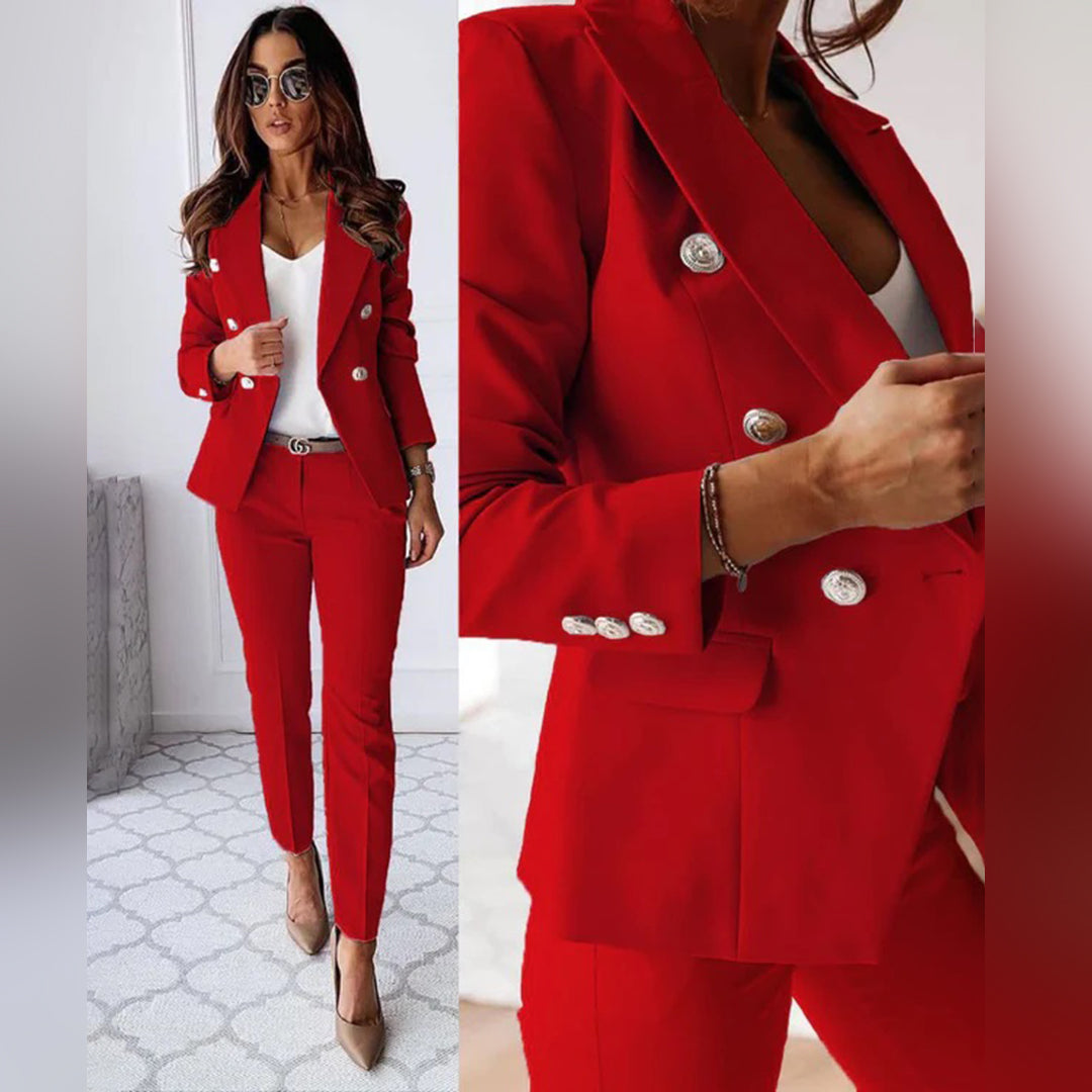 Frau im roten Damenanzug mit weißen Knöpfen, elegantes Business-Outfit, Mode für Frauen.