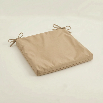 Sitzkissen in Sandbeige mit zwei Schleifenbändern an der Rückseite, auf hellem Untergrund 5