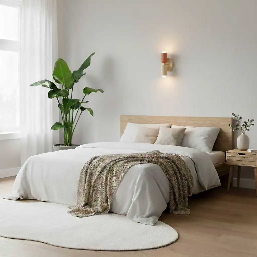 Wandleuchte in Terrakotta und Creme mit Messing-Wandplatte über einem Doppelbett in hellem, ruhigem Schlafzimmer mit Zimmerpflanze. 8