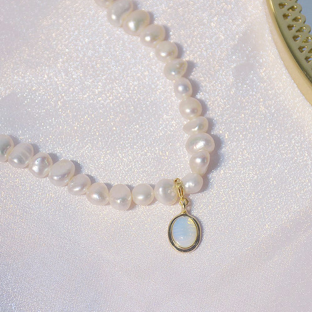 Imitationsperlen-Kurzhalskette mit blauem Schmetterlingsanhänger, modisch, elegant, Damenaccessoire.