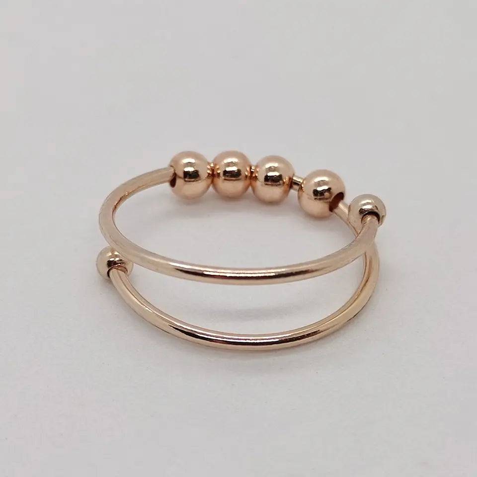 Roségoldener Ring mit Kugeldesign, minimalistischer Schmuck, elegantes Accessoire für Damen.