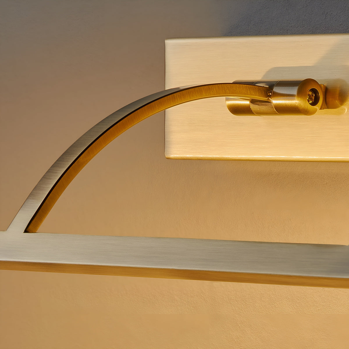 Detailansicht des geschwungenen Arms, des Drehgelenks und der Wandplatte aus gebürstetem Messing 9