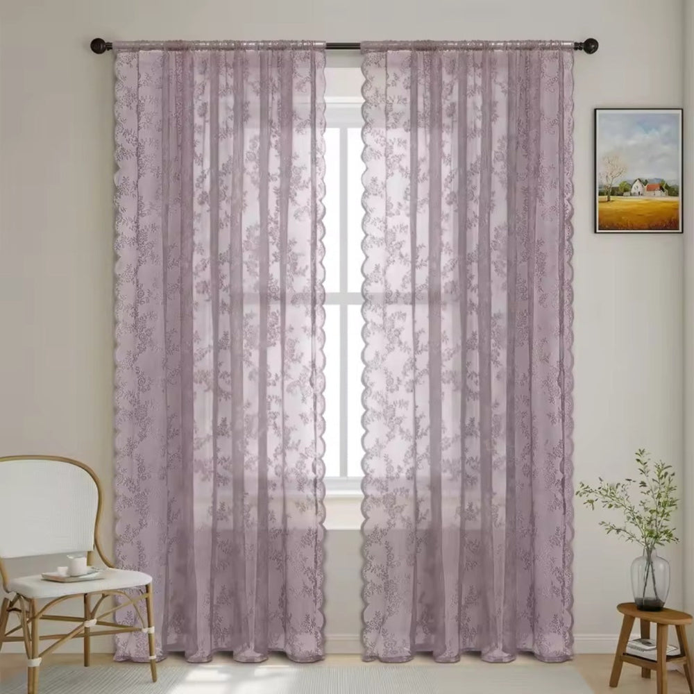 Zwei mauvefarbene, lichtdurchlässige Schals mit Blumenmuster und Wellenkante vor einem Fenster, daneben Stuhl, Hocker mit Vase und gerahmtes Bild. 11