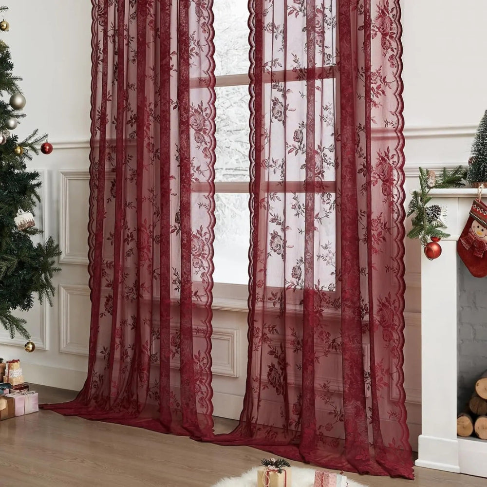 Zwei weinrote Schals mit Blumenmuster und Wellenkante vor einem verschneiten Fenster, daneben weihnachtlich dekorierter Raum mit Tannenbaum und Kamin. 2