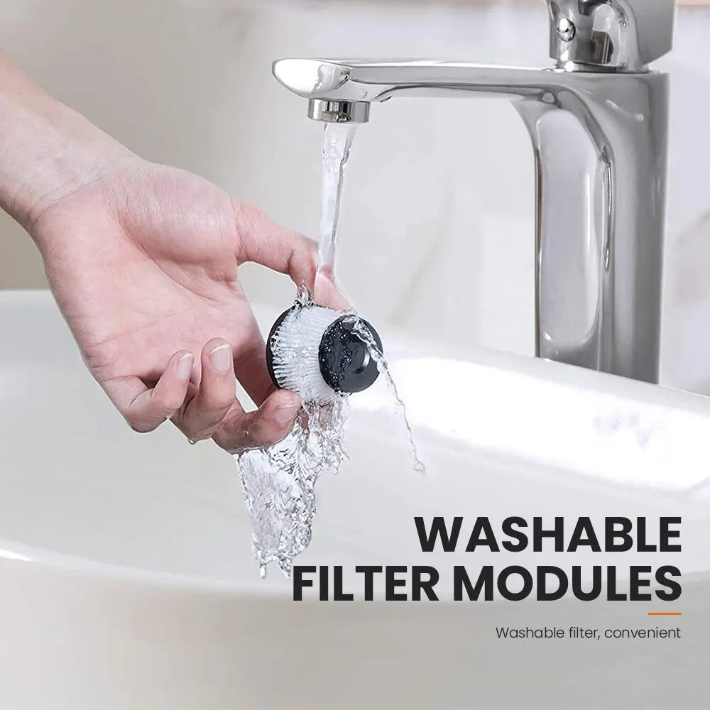 Hand wäscht waschbaren Wasserhahnfilter unter fließendem Wasser im Waschbecken.