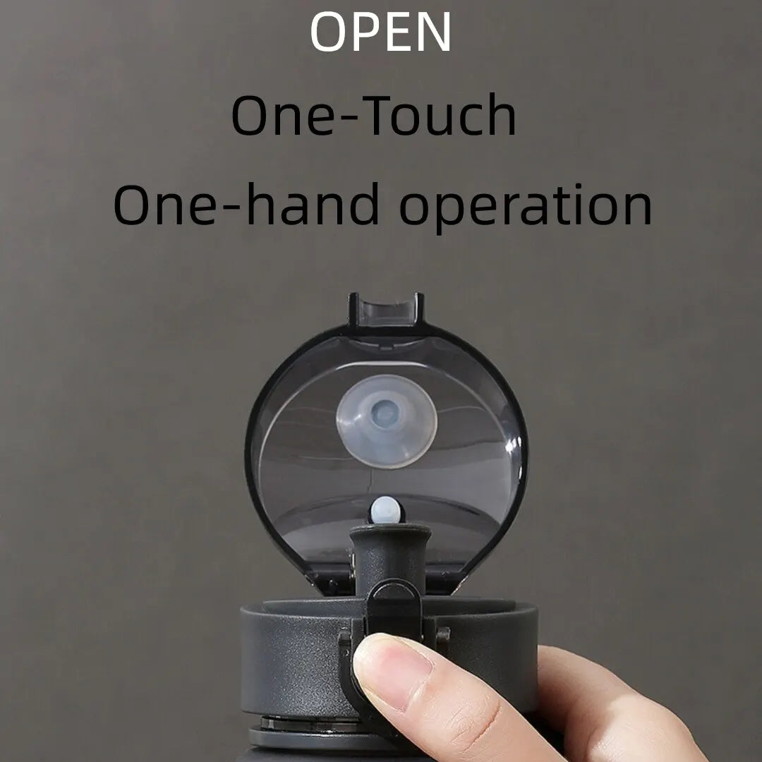 Schwarze Trinkflasche mit Einhandbedienung, One-Touch-Deckel, BPA-frei, auslaufsicher.