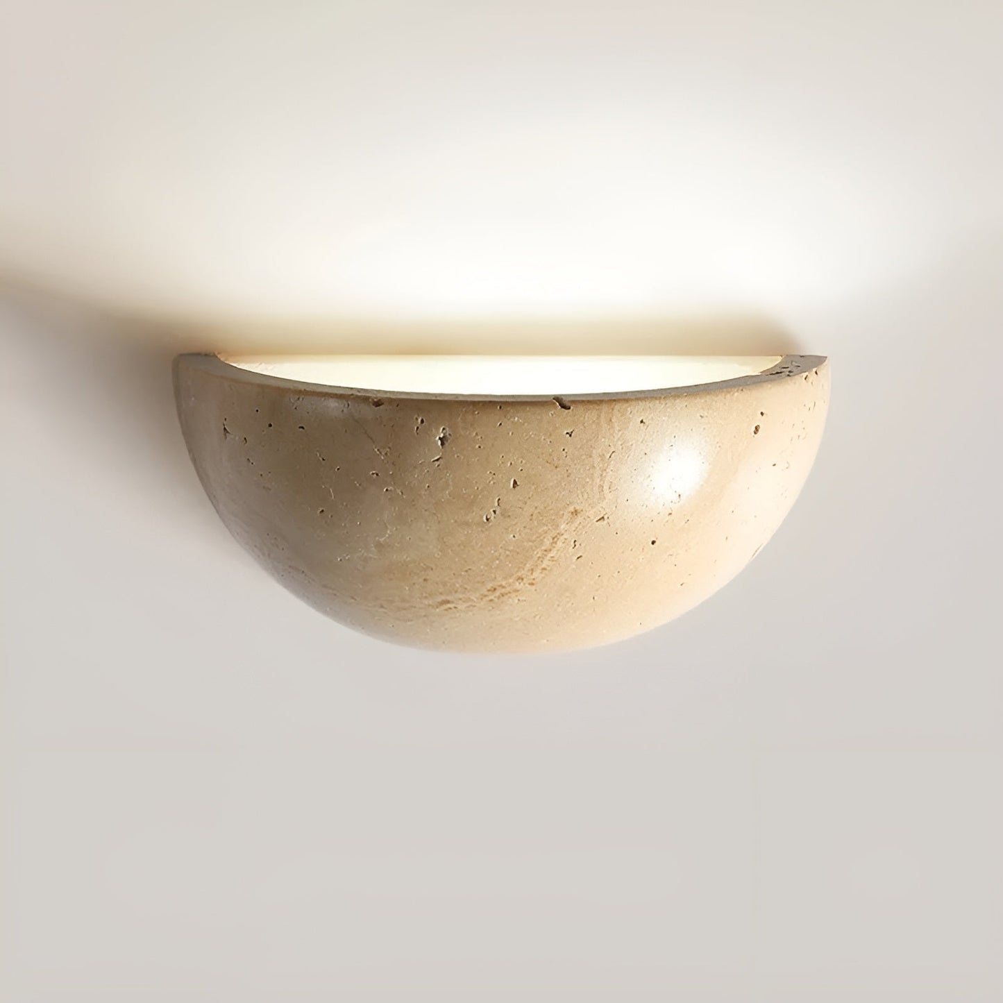 Halbrunde Wandleuchte aus beigem Stein, moderne Innenbeleuchtung, elegantes Design.