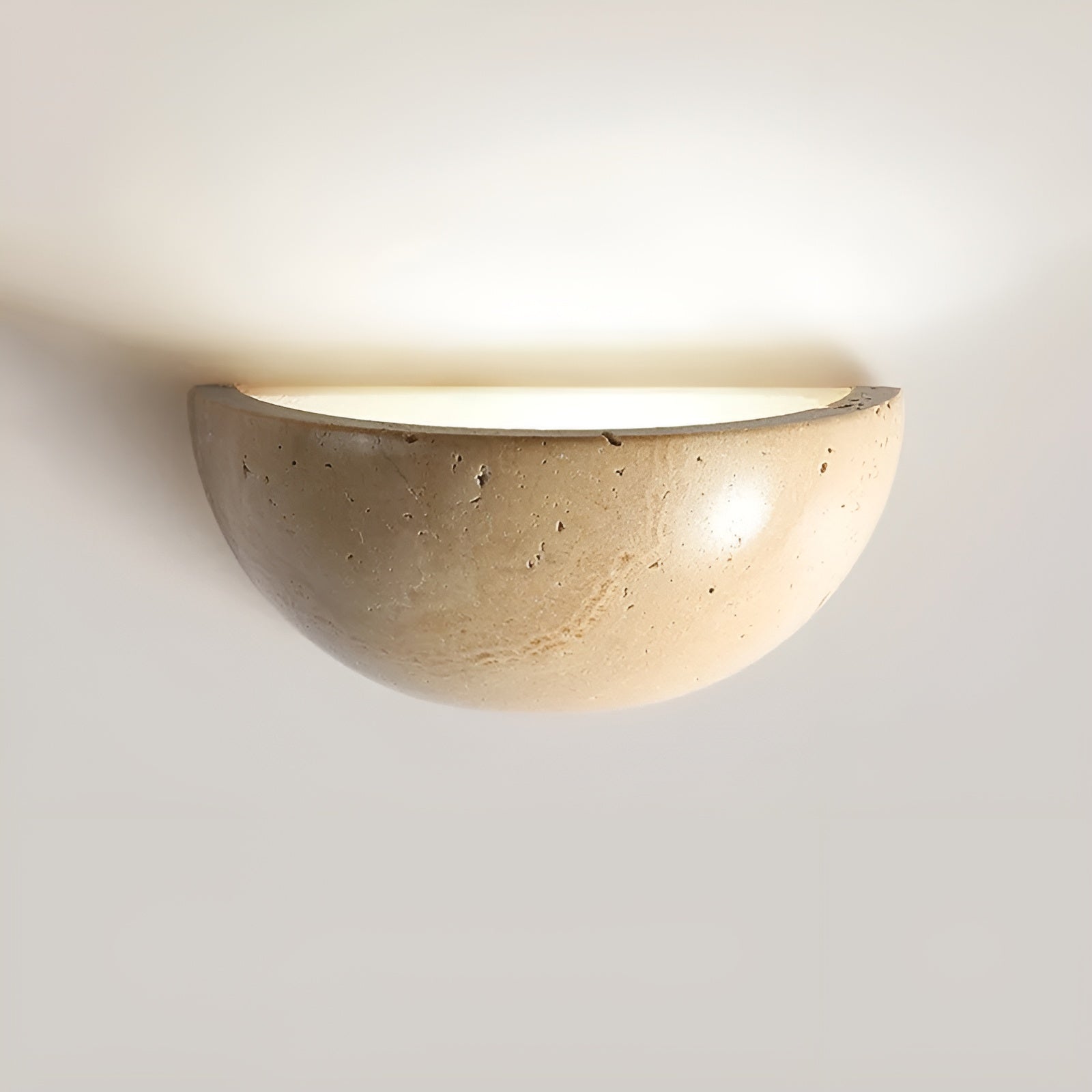 Halbrunde Wandleuchte aus beigem Stein, moderne Innenbeleuchtung, elegantes Design.
