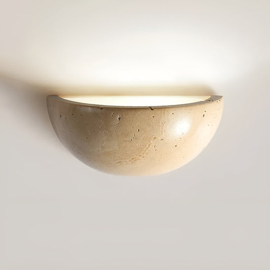 Halbrunde Wandleuchte aus beigem Stein, moderne Innenbeleuchtung, elegantes Design.