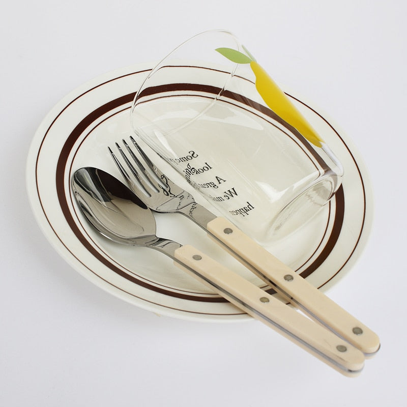 Teller-Set mit Besteck und Glas, weiß mit braunen Streifen, Zitronenmotiv, Geschirr, Küche.