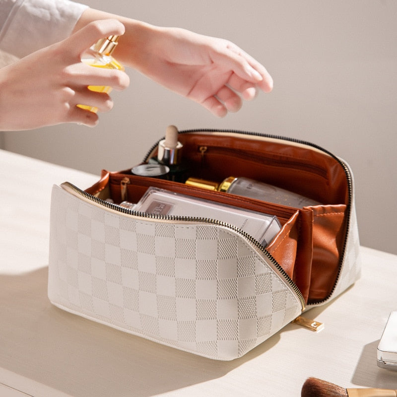 Kosmetiktasche aus PU-Leder mit Fächern – LuxeCarry