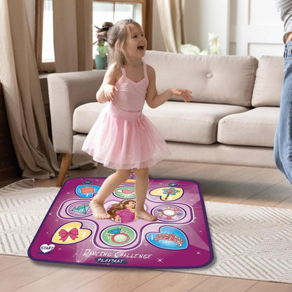 Mädchen tanzt auf lila Tanzmatte im Wohnzimmer, Spielmatte für Kinder, interaktives Spielzeug.