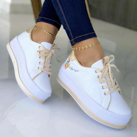 Weiße Damen-Sneaker mit Blumenstickerei, Plateau-Sohle, goldene Details, Freizeitschuh.