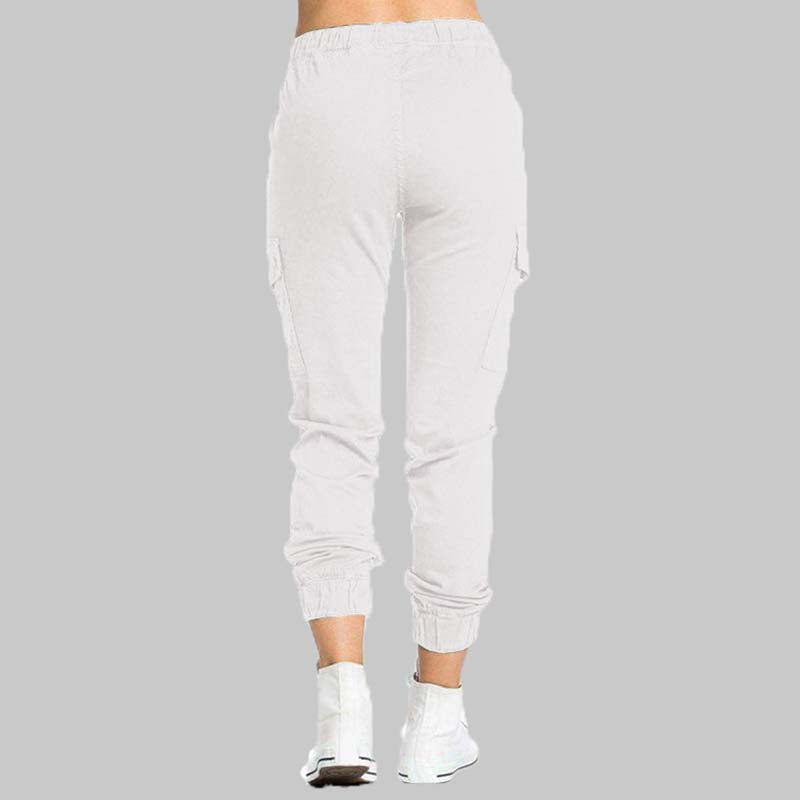 Weiße Damen-Jogginghose, elastischer Bund, seitliche Taschen, bequem, sportlich.