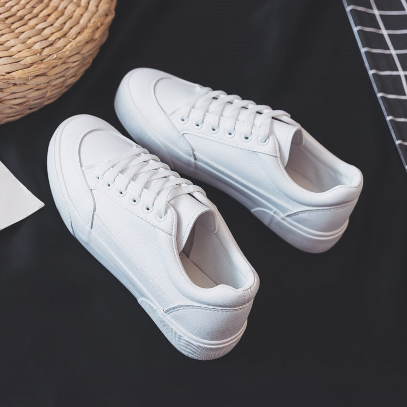 Weiße Sneaker aus Leder, Unisex, modisch, bequem, ideal für Freizeit und Sport.