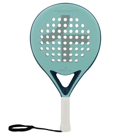 Hellblaues Padel-Tennisschläger aus Carbon mit weißem Griff und Handgelenkschlaufe.