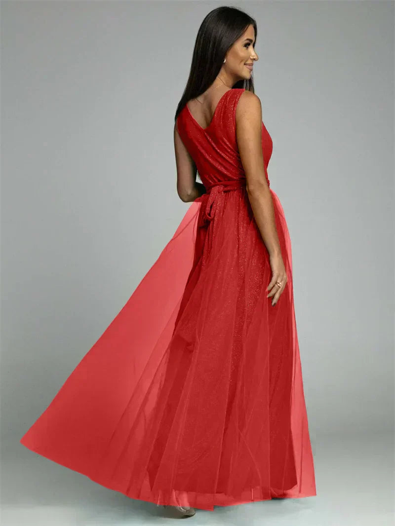 Frau im eleganten roten Abendkleid aus Tüll, ärmellos, bodenlang, modisch, festlich.