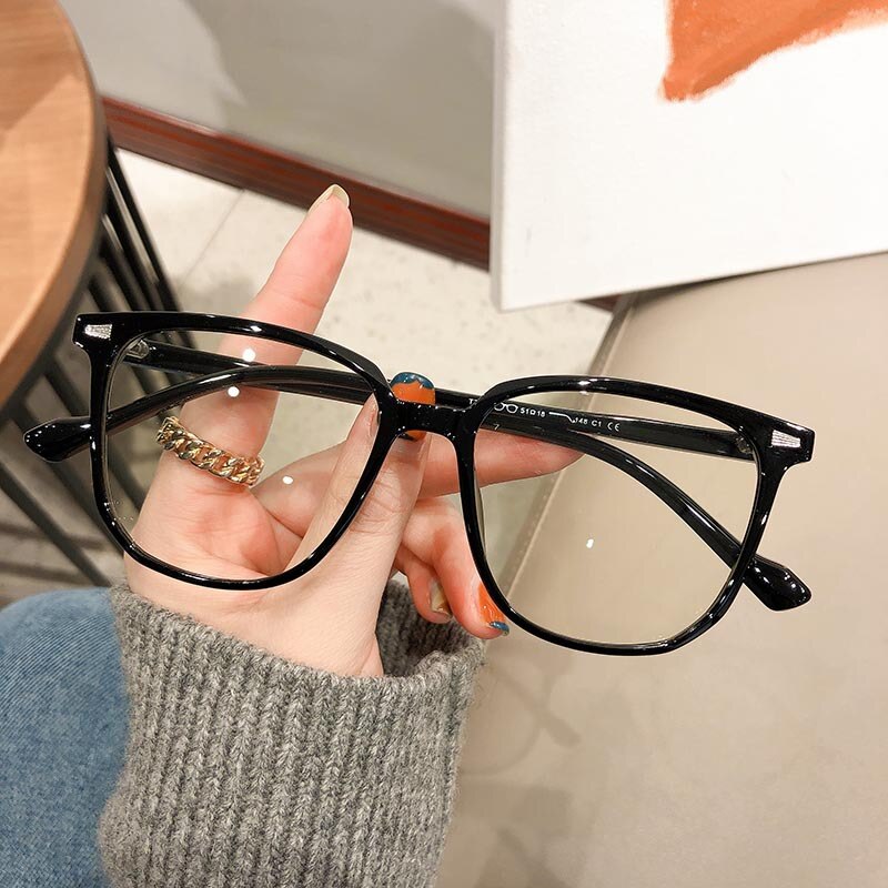 Schwarze Retro-Brille mit eckigem Rahmen, modisches Accessoire, Damenmode, Nahaufnahme.