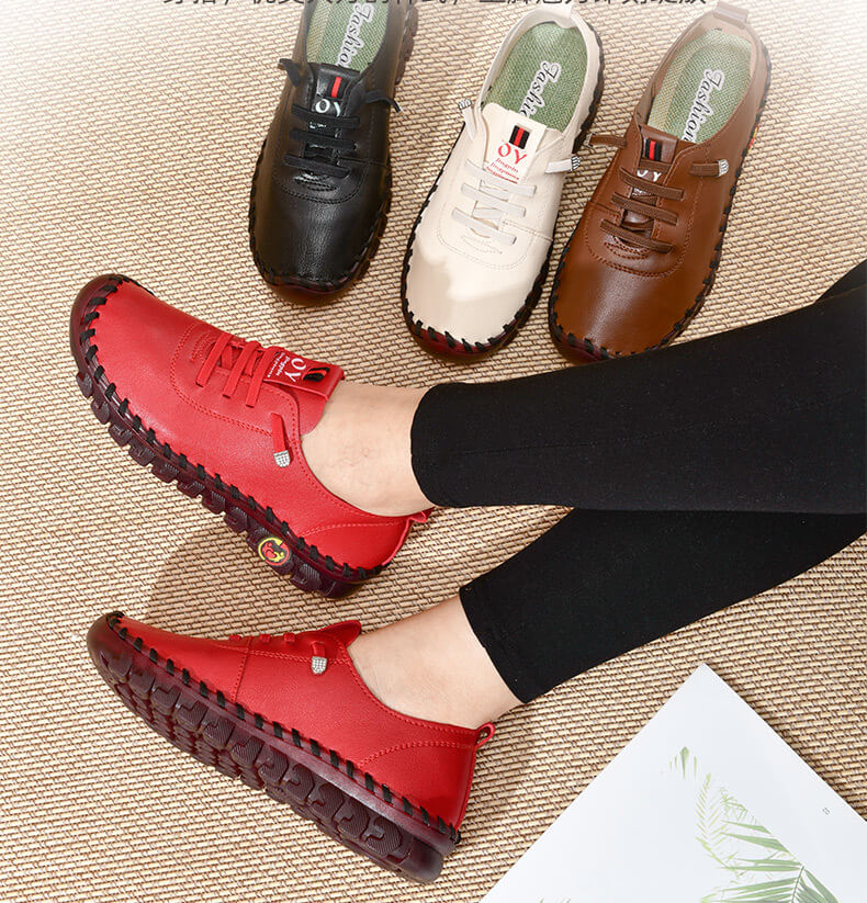 Vier Paar Freizeitschuhe aus Leder in Rot, Schwarz, Braun und Beige auf Teppich.