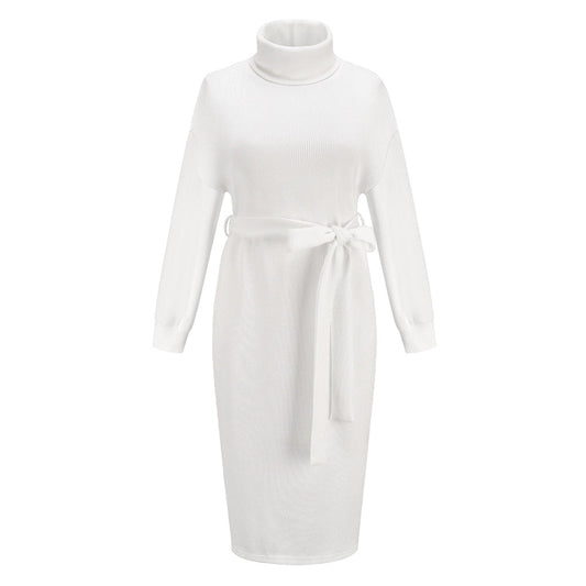 Weißes Strickkleid mit Rollkragen und Gürtel, Damenmode, elegant und stilvoll.