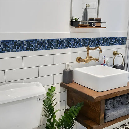 Badezimmer mit weißen Wandfliesen und einem blauen Mosaikstreifen als Zierband oberhalb des Waschbeckens 45