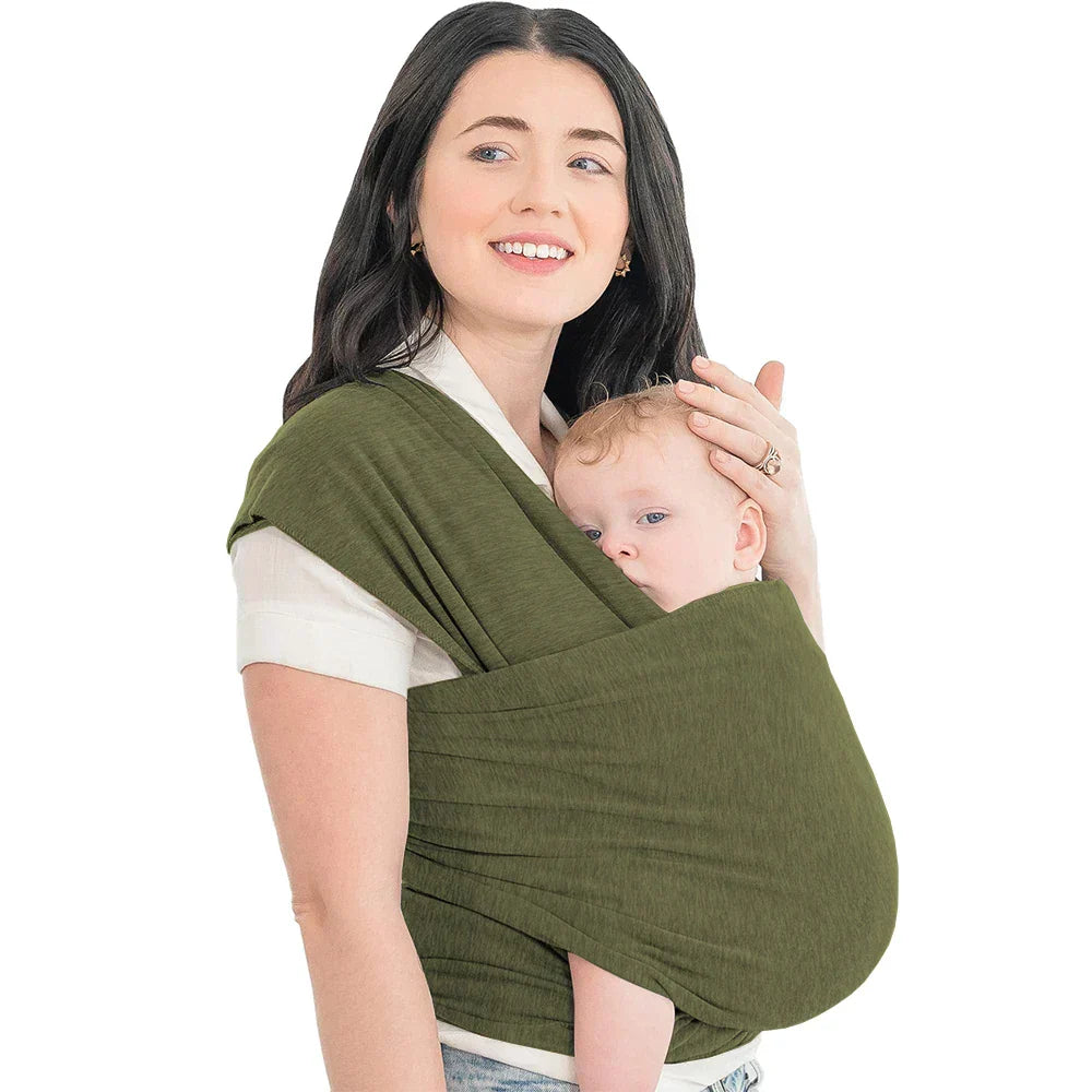 Frau mit Baby in grünem Tragetuch, bequemes Babytragetuch, weiches Material, Alltag.