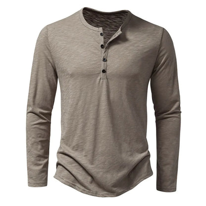 Langarm-Henley in Taupe mit meliertem Garn, Vorderansicht mit vier dunklen Knöpfen an der Knopfleiste, auf weißem Hintergrund. 1