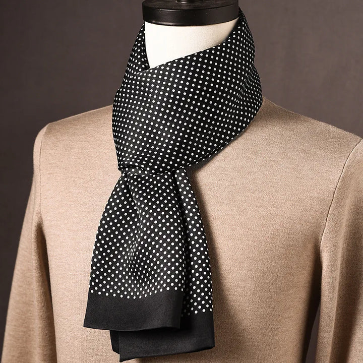 Schwarzer Seidenschal mit weißen Punkten und schwarzer Kante, an einer Büste mit beigem Pullover getragen. 14