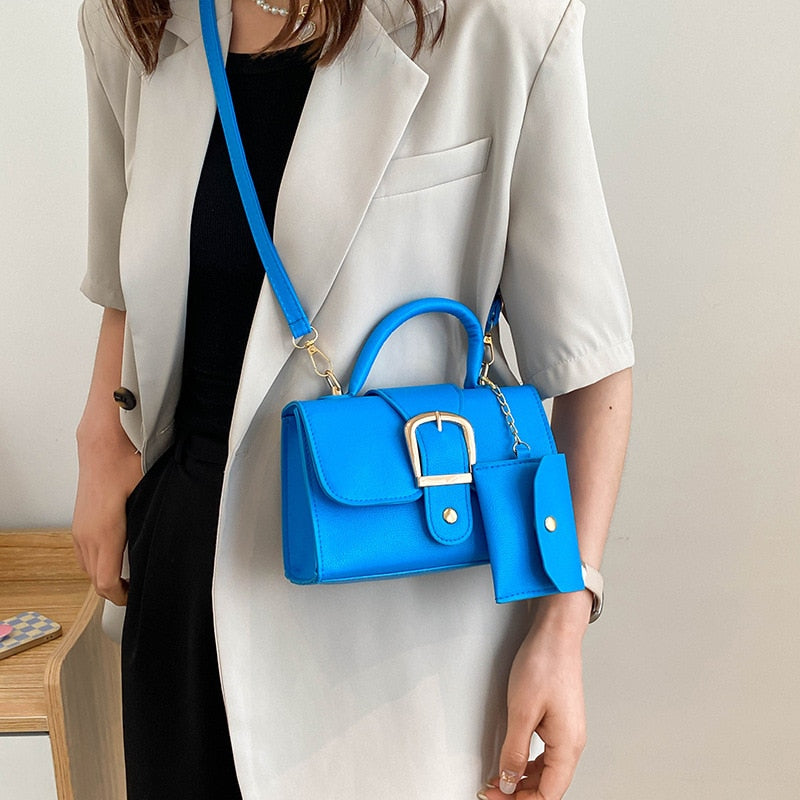 Damenhandtasche blau Leder mit Schnalle, Umhängetasche modern elegant Accessoire Mode.