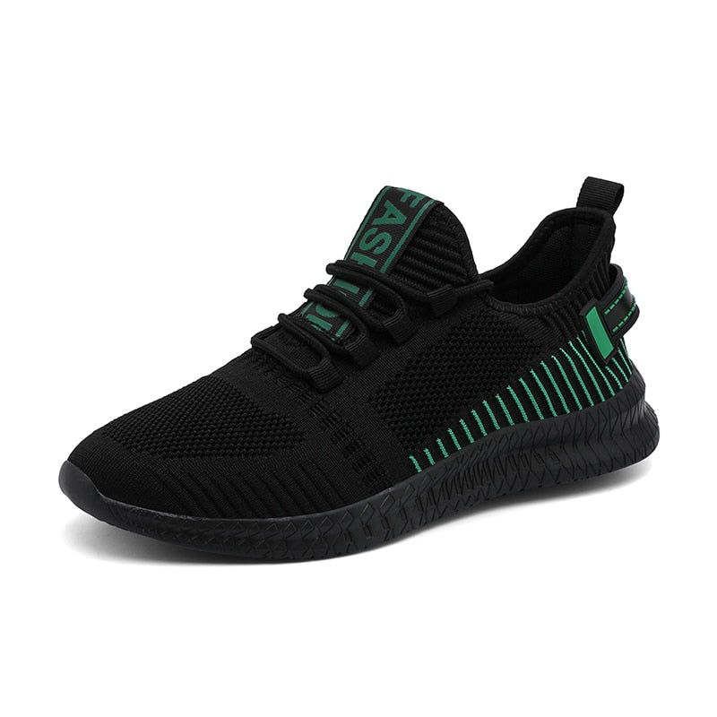 Schwarzer Sportschuh mit grünen Akzenten, atmungsaktives Mesh, rutschfeste Sohle.