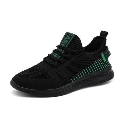 Schwarzer Sportschuh mit grünen Akzenten, atmungsaktives Mesh, rutschfeste Sohle.