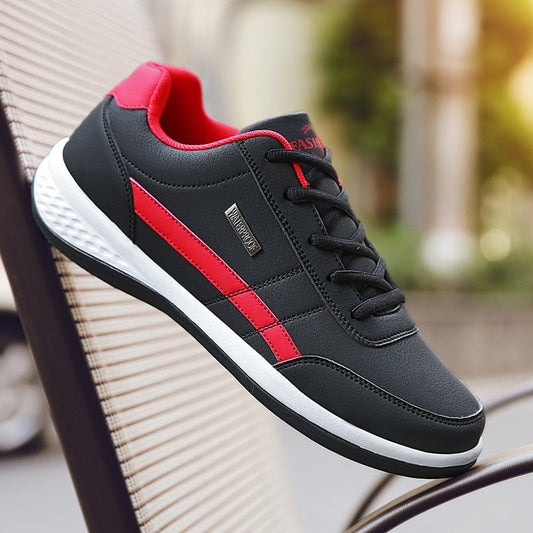 Schwarzer Sneaker mit rotem Streifen, Herren, Leder, modisch, bequem, sportlich.