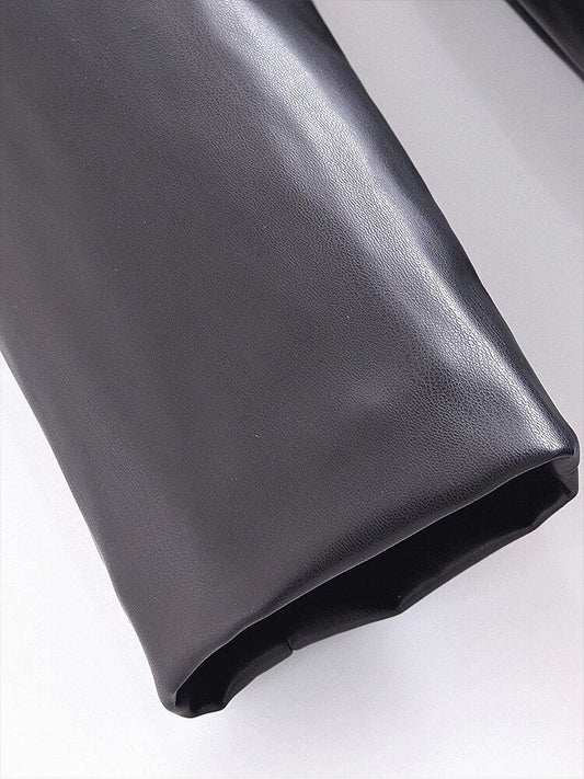 Schwarze Lederhose, glänzend, modisch, hochwertig, Detailansicht, stilvoll, elegant.