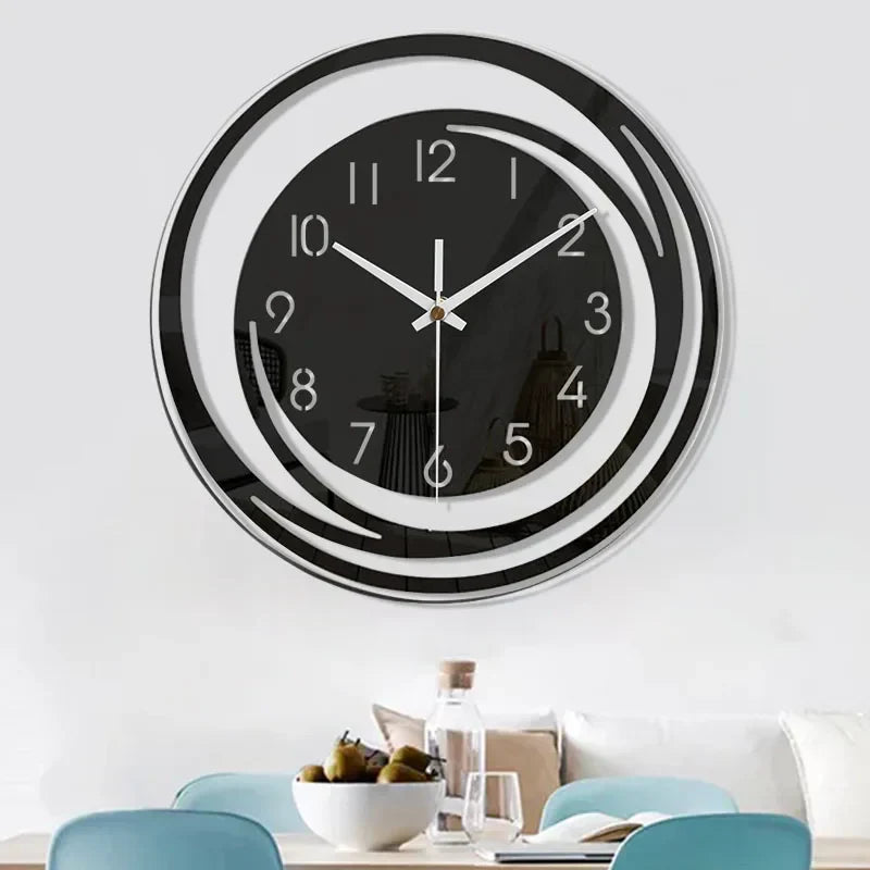 Schwarze Wanduhr mit modernem Design, runden Ziffern und silbernen Akzenten im Wohnzimmer.