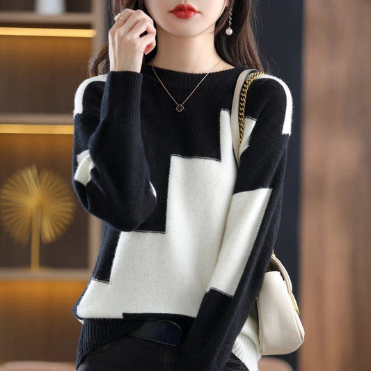 Schwarz-weißer Damenpullover mit geometrischem Muster, elegantes Design, Herbstmode.