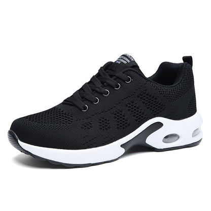 Schwarzer Sportschuh, atmungsaktiv, mit weißer Sohle, ideal für Laufen und Fitness.