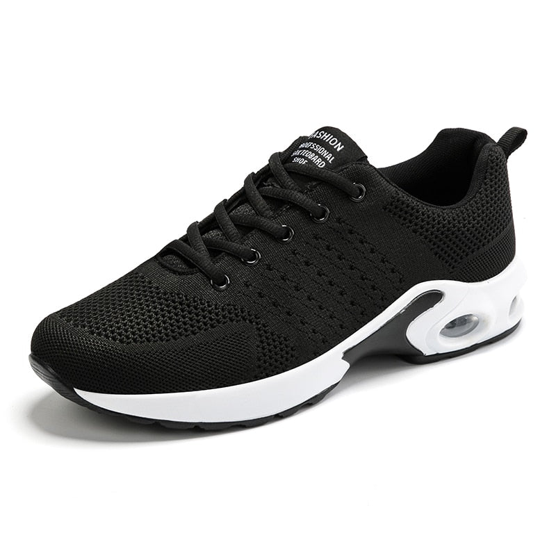 Schwarzer Sportschuh, atmungsaktiv, mit weißer Sohle, ideal für Laufen und Fitness.