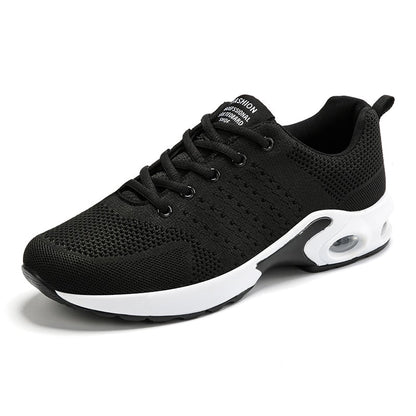Schwarzer Sportschuh, atmungsaktiv, mit weißer Sohle, ideal für Laufen und Fitness.
