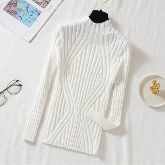 Weißer gerippter Rollkragenpullover aus Strick auf Tisch, modisch, elegant, Damenbekleidung.