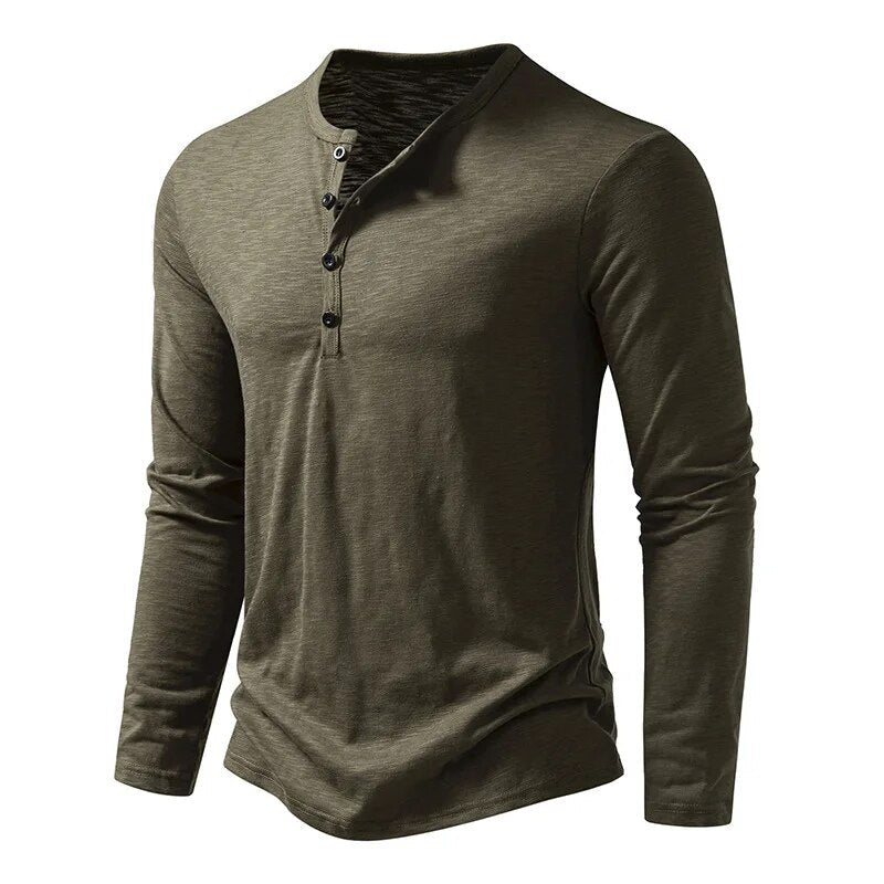 Olivgrünes Henley-Shirt mit langen Ärmeln in Schrägansicht, die Knopfleiste und der Faltenwurf des weichen Stoffs sind sichtbar. 5