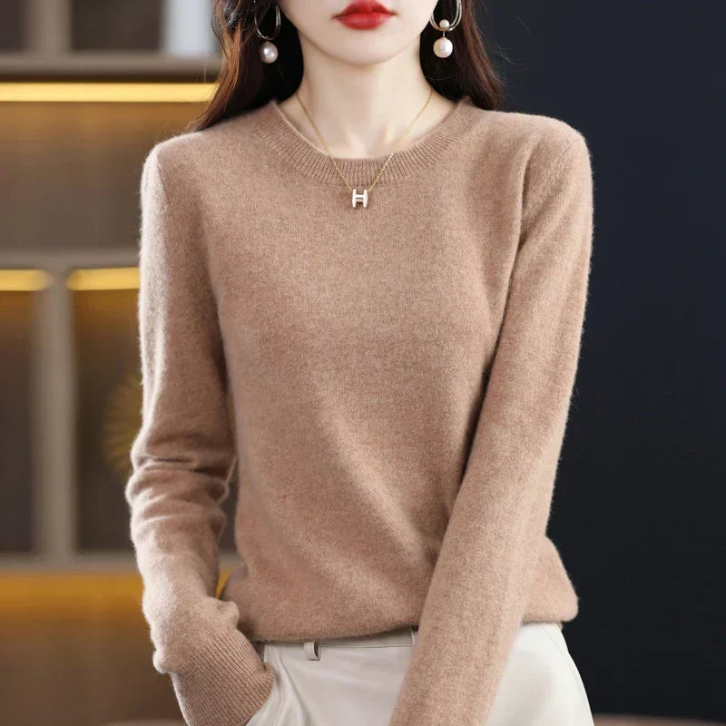 Rundhalspullover in Camel-Beige, getragen mit heller Hose, eine Hand in der Hosentasche 3