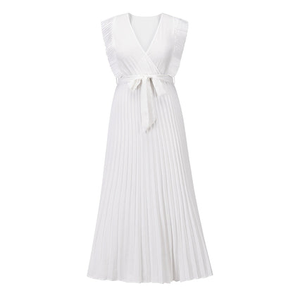 Ärmelloses weißes Maxikleid mit Plissee, V-Ausschnitt und Bindegürtel für Damenmode.