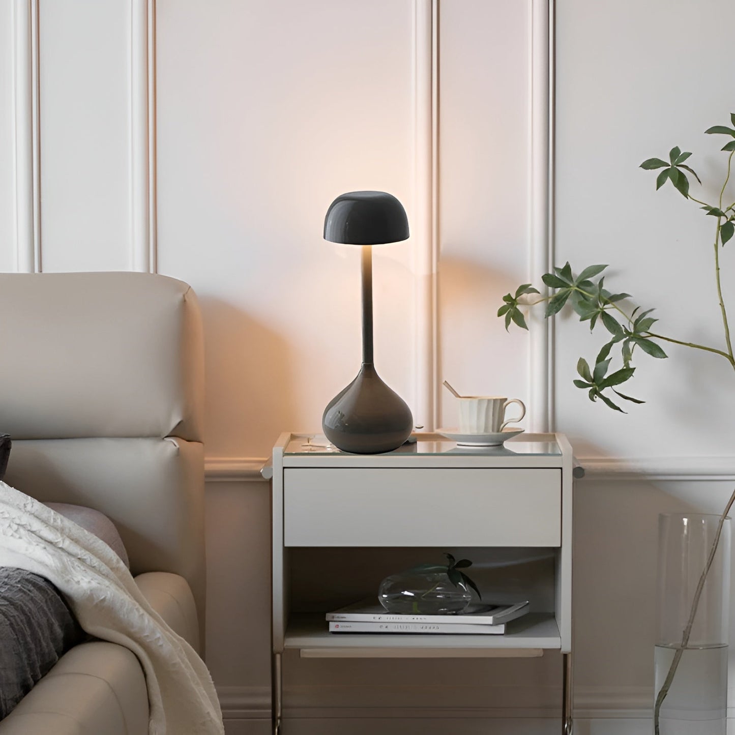 Moderne graue Tischlampe auf Nachttisch, minimalistisch, Wohnzimmerdekoration, Innenbeleuchtung.