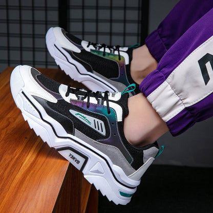 Schwarz-weiße Sneaker mit dicker Sohle, sportlich, modisch, Unisex, auf Holzboden.