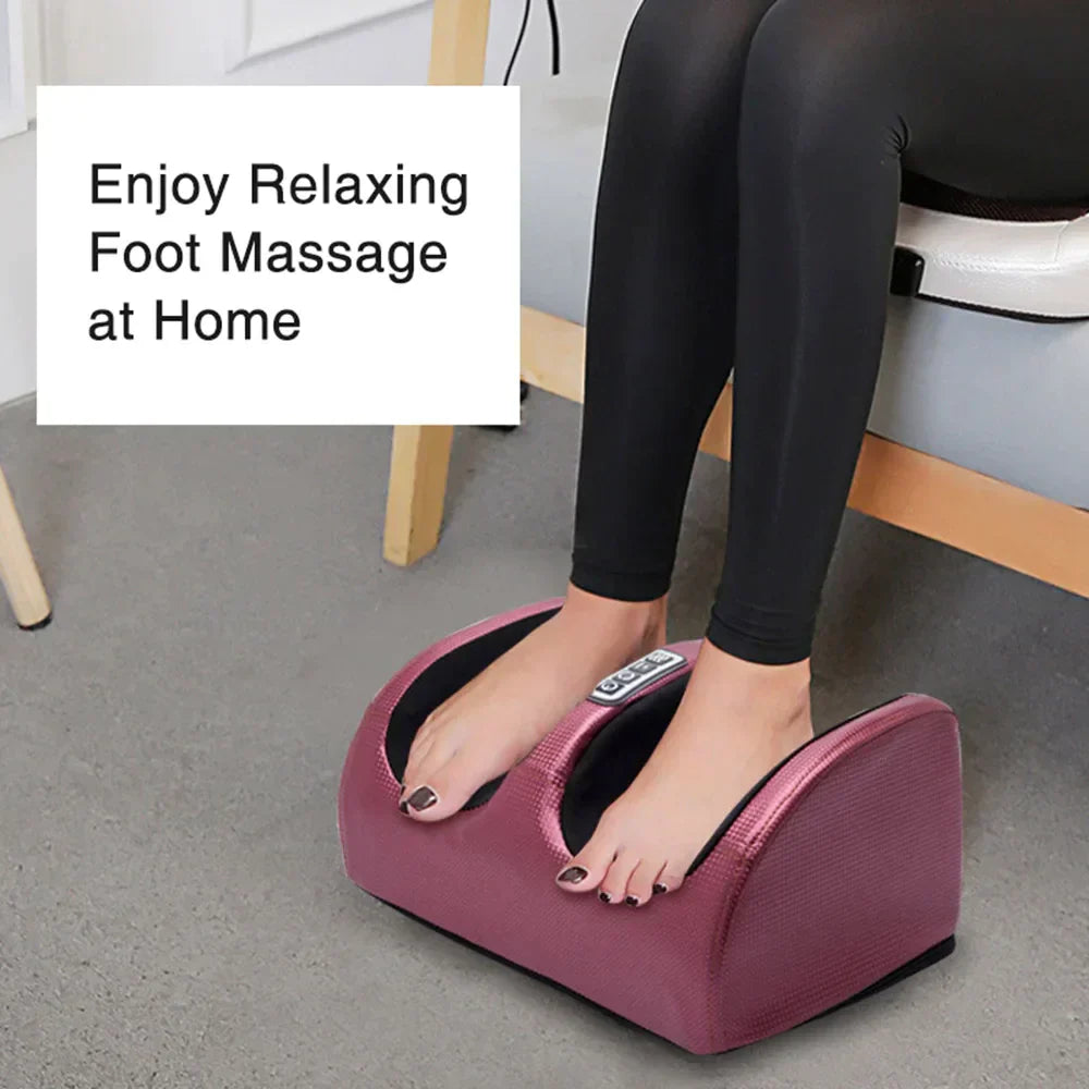 Frau nutzt lila Fußmassagegerät, Entspannung, Heimgebrauch, Wellness, Selbstpflege.