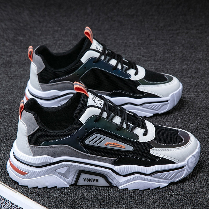 Schwarze und weiße Sneaker, atmungsaktiv, sportlich, mit dicker Sohle, Herrenmode.
