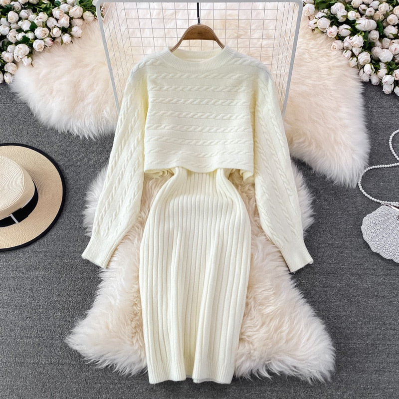 Elfenbeinfarbenes Strickkleid-Set mit Zopfmuster, langärmelig, elegant, Damenmode.