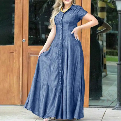 Frau in langem, blauem Jeanskleid mit Knopfleiste, Sommermode, lässiger Stil.