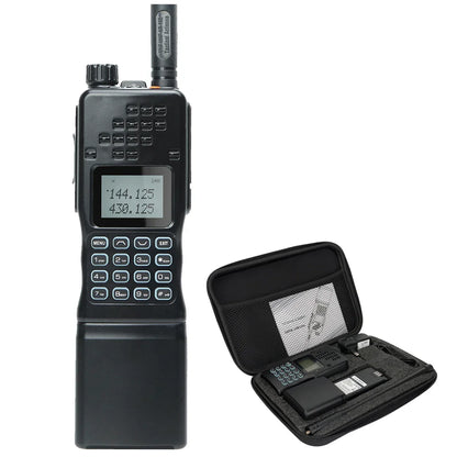 Schwarzes tragbares Funkgerät mit Display und Tastatur, inklusive Schutztasche und Zubehör.