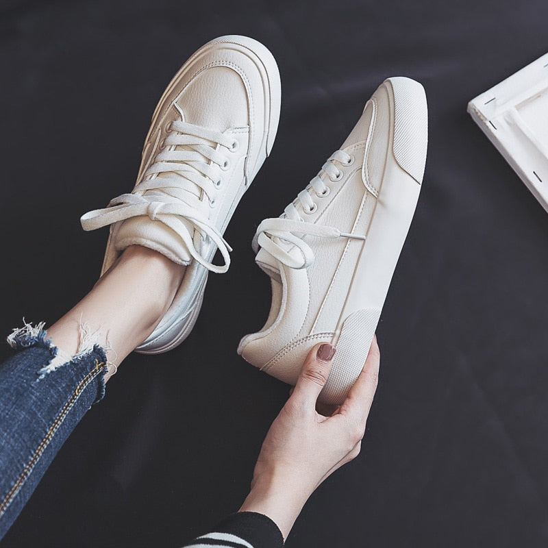 Weiße Damen-Sneaker aus Leder, lässig, modisch, bequem, ideal für Alltag und Freizeit.